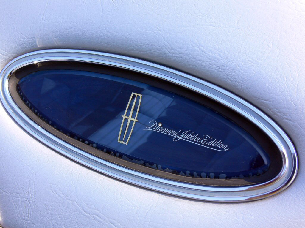 1978 Continental Mark V Diamond Jubilee Edition in Diamond Blue - Opera window details